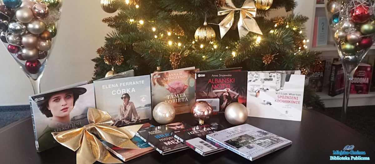 Audiobooki leżą na stoliku a w tle widać choinkę Audiobooki leżą na stoliku a w tle widać choinkę