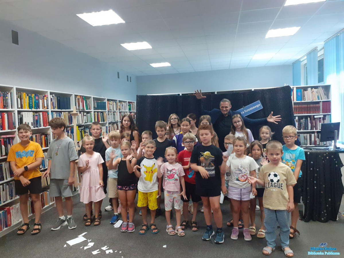 Pan z dziećmi pozuje do zdjęcia grupowego Pan z dziećmi pozuje do zdjęcia grupowego