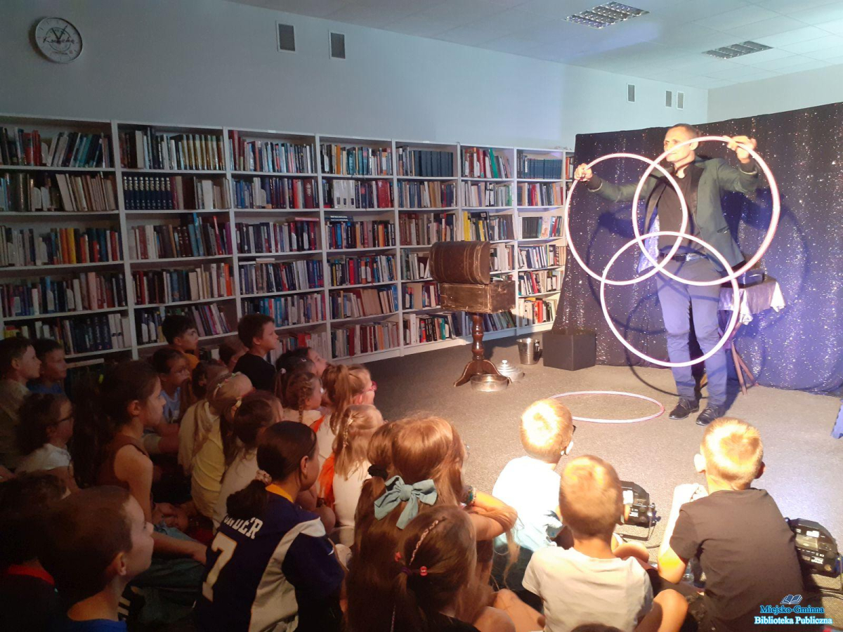 dzieci siedzą a Pan trzyam hula hop dzieci siedzą a Pan trzyam hula hop
