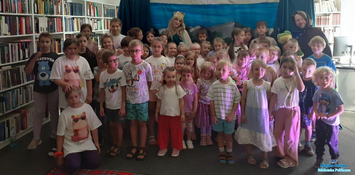 Dzieci w grupce stoją Dzieci w grupce stoją