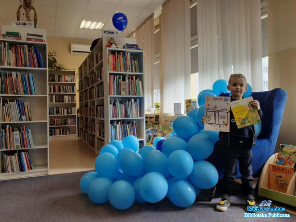 Chłopiec stoi na tle balonów Chłopiec stoi na tle balonów