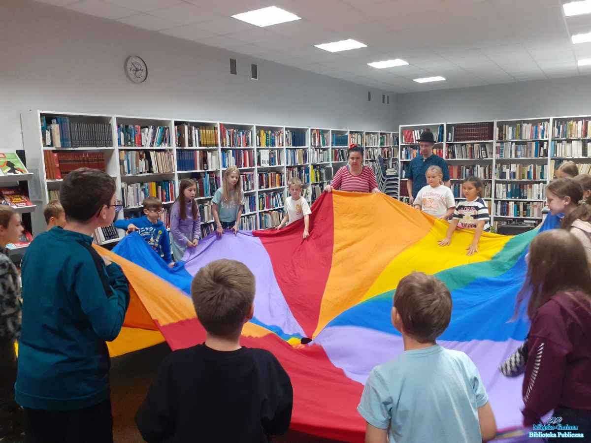 dzieci siedzą w kole na dywanie dzieci siedzą w kole na dywanie