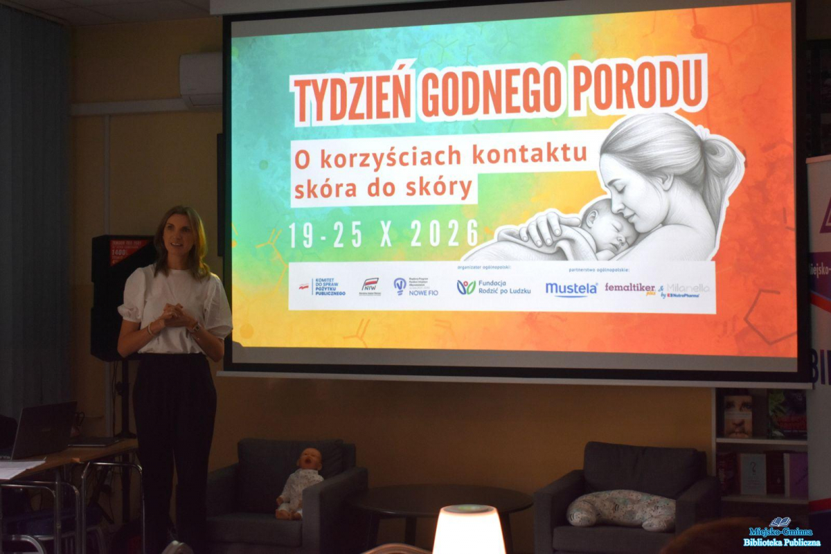 Pani stoi na tle prezentacji Pani stoi na tle prezentacji