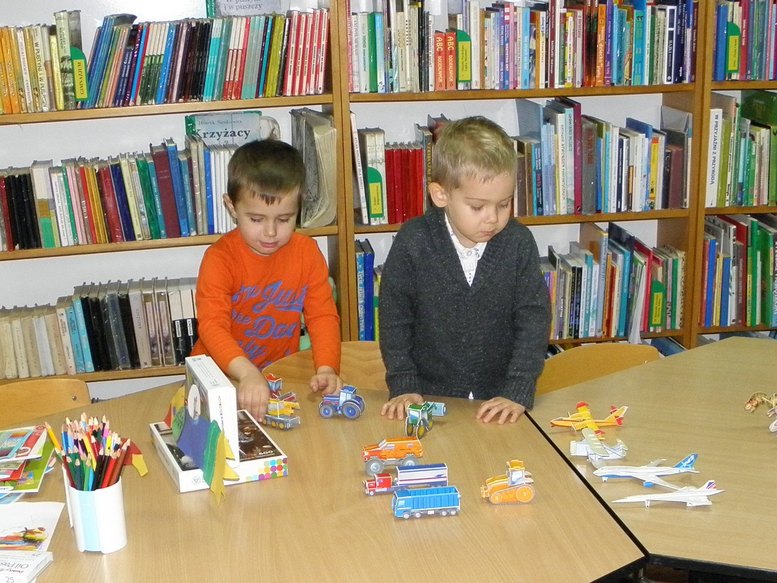 Książki, kredki i dinozaur - maluchy ze Słabkowic gościły w Bibliotece. 