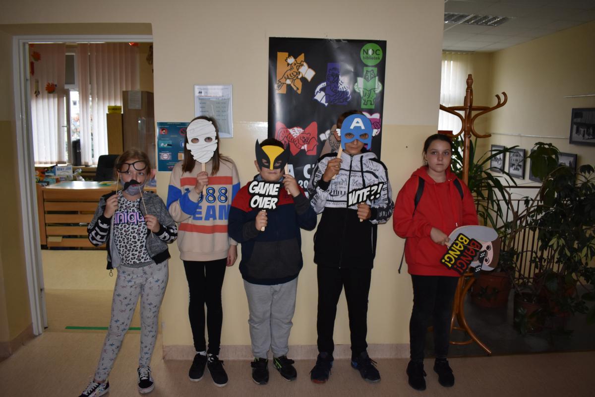Pięcioro dzieci z maskami pozuje do zdjęcia 