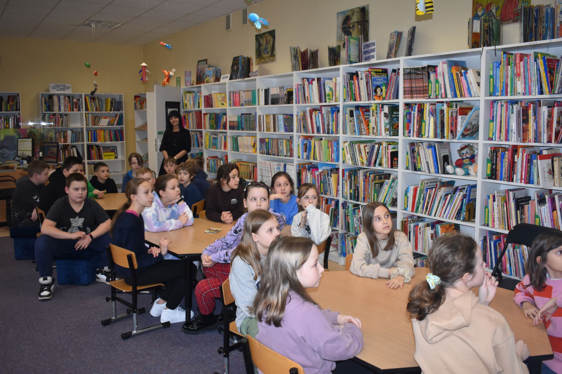 Młodzież bierze udział w lekcji bibliotecznej