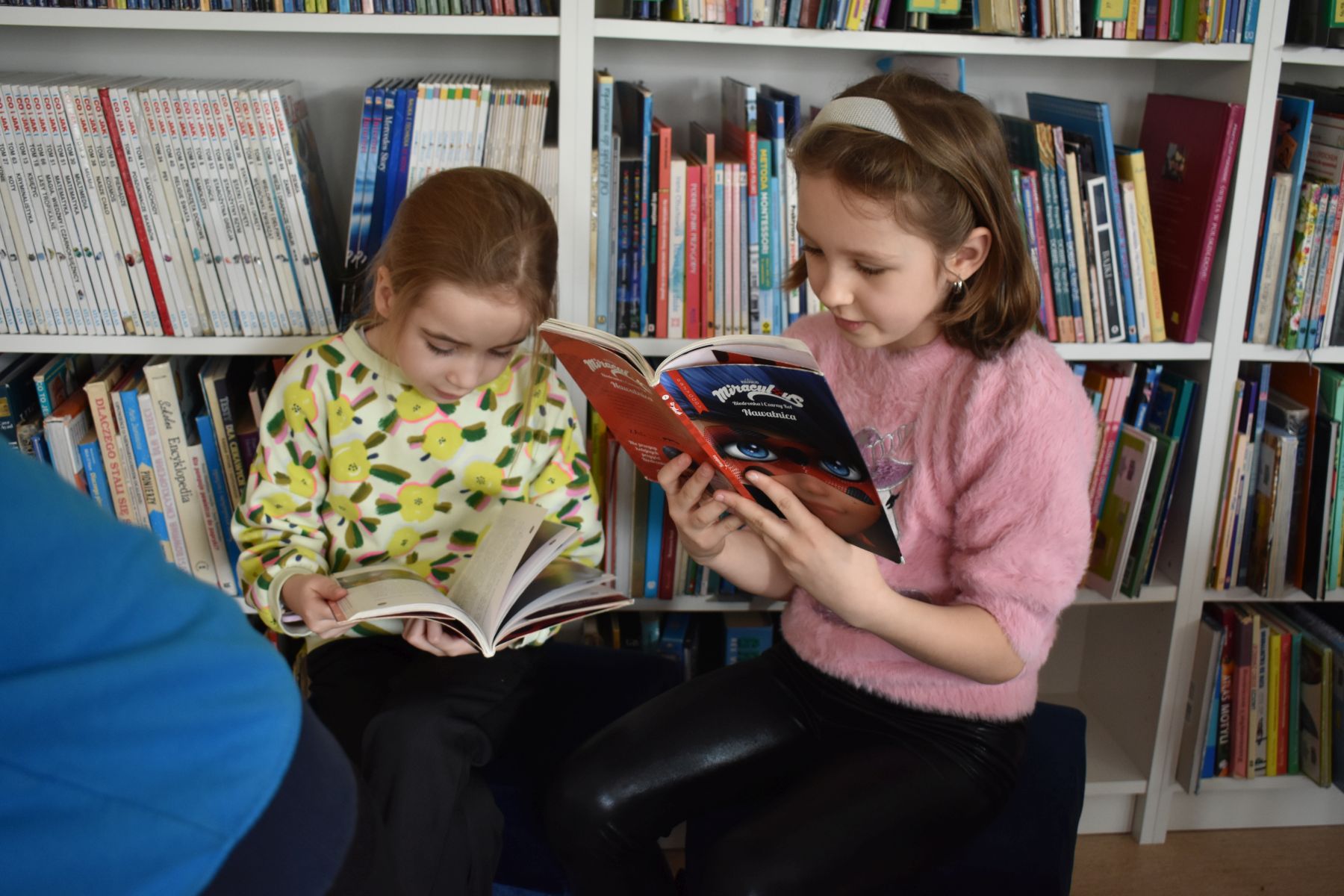 Dwie dziewczynki czytają książki
