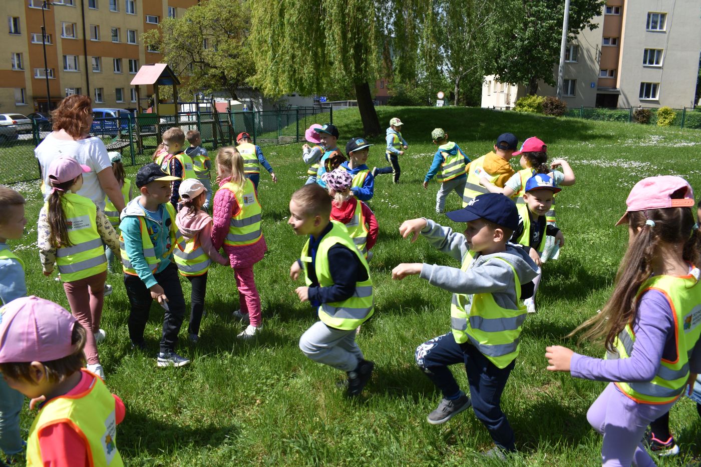 Dzieci bawią się biegając po trawie