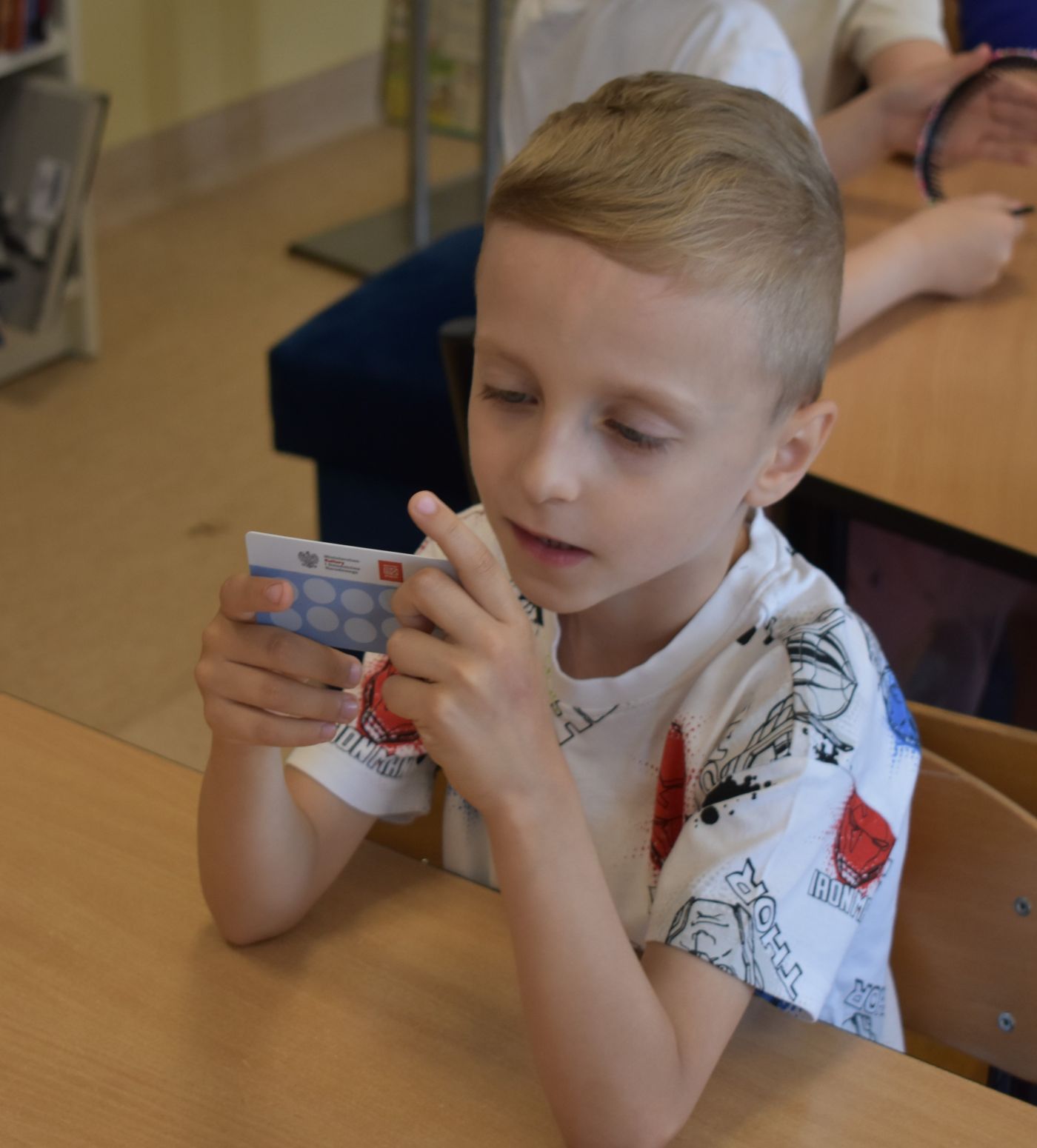 Chłopiec ogląda kartę biblioteczna