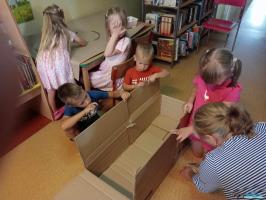 Dzieci robią pracę z kartonu