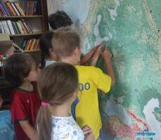 Dzieci oglądają mapę świata