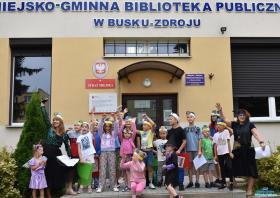 Zdjęcie grupowe przed budynkiem biblioteki